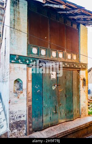 Geschlossene Eingangstüren zum heruntergekommenen Büro eines Touristenführers in Pragpur, einem historischen Dorf im Kagra-Distrikt, Himachal Pradesh, Indien Stockfoto