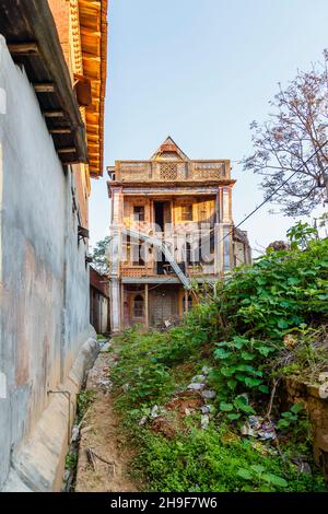 Verfallene alte leere Haus, ein Gebäude in Pragpur, ein Erbe Dorf im Kagra Bezirk, Himachal Pradesh, Indien Stockfoto