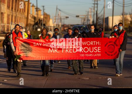 Fort Worth, Texas, USA. 6th Dez 2021. Vor hundert Jahren wurde ein schwarzer Mann namens Fred Rouse von einem wütenden Mob weißer Männer aus Fort Worth, Texas, ermordet. Heute 12/06/2021, in Fort Worth, Texas, in der Nähe eines beliebten Touristengebiets namens The Stockyards, wo früher Rinder zur Versteigerung verkauft wurden, aber jetzt ein Ort für einen Vorgeschmack auf das Cowboy-Leben ist. Eine Gruppe von fünfundzwanzig Personen versammelte sich, darunter Fred Rouse, der zweite, der Urenkel des verstorbenen Herrn Rouse. Die Gruppe hielt die erste Mahnwache mit 100 Rosen ab, eine Rose für jedes Jahr, in dem sein Leben in der Geschichte vergessen wurde. (Bild: © Chris Rusan Stockfoto