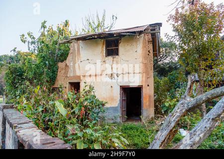 Verfallene alte leere Haus, ein Gebäude in Pragpur, ein Erbe Dorf im Kagra Bezirk, Himachal Pradesh, Indien Stockfoto