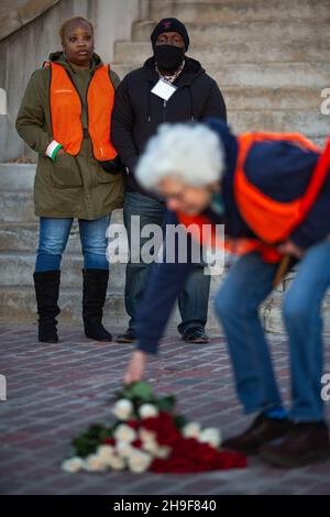 Fort Worth, Texas, USA. 6th Dez 2021. Vor hundert Jahren wurde ein schwarzer Mann namens Fred Rouse von einem wütenden Mob weißer Männer aus Fort Worth, Texas, ermordet. Heute 12/06/2021, in Fort Worth, Texas, in der Nähe eines beliebten Touristengebiets namens The Stockyards, wo früher Rinder zur Versteigerung verkauft wurden, aber jetzt ein Ort für einen Vorgeschmack auf das Cowboy-Leben ist. Eine Gruppe von fünfundzwanzig Personen versammelte sich, darunter Fred Rouse, der zweite, der Urenkel des verstorbenen Herrn Rouse. Die Gruppe hielt die erste Mahnwache mit 100 Rosen ab, eine Rose für jedes Jahr, in dem sein Leben in der Geschichte vergessen wurde. (Bild: © Chris Rusan Stockfoto