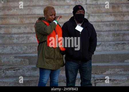 Fort Worth, Texas, USA. 6th Dez 2021. Vor hundert Jahren wurde ein schwarzer Mann namens Fred Rouse von einem wütenden Mob weißer Männer aus Fort Worth, Texas, ermordet. Heute 12/06/2021, in Fort Worth, Texas, in der Nähe eines beliebten Touristengebiets namens The Stockyards, wo früher Rinder zur Versteigerung verkauft wurden, aber jetzt ein Ort für einen Vorgeschmack auf das Cowboy-Leben ist. Eine Gruppe von fünfundzwanzig Personen versammelte sich, darunter Fred Rouse, der zweite, der Urenkel des verstorbenen Herrn Rouse. Die Gruppe hielt die erste Mahnwache mit 100 Rosen ab, eine Rose für jedes Jahr, in dem sein Leben in der Geschichte vergessen wurde. (Bild: © Chris Rusan Stockfoto