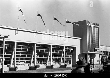 Poznañ, 1948. XXI Miêdzynarodowe Targi Poznañskie (24.IV - 9.V). NZ. Pawilon Centrali Tekstylnej. ka PAP Dok³adny miesi¹c i dzieñ wydarzenia nieustalone. Posen, 1948. Die Internationale Messe Poznan 21st (24. April - 9. Mai). Im Bild: Der Textile Enterprise Pavillon. ka PAP Stockfoto