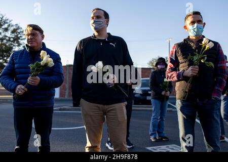 Fort Worth, Texas, USA. 6th Dez 2021. Vor hundert Jahren wurde ein schwarzer Mann namens Fred Rouse von einem wütenden Mob weißer Männer aus Fort Worth, Texas, ermordet. Heute 12/06/2021, in Fort Worth, Texas, in der Nähe eines beliebten Touristengebiets namens The Stockyards, wo früher Rinder zur Versteigerung verkauft wurden, aber jetzt ein Ort für einen Vorgeschmack auf das Cowboy-Leben ist. Eine Gruppe von fünfundzwanzig Personen versammelte sich, darunter Fred Rouse, der zweite, der Urenkel des verstorbenen Herrn Rouse. Die Gruppe hielt die erste Mahnwache mit 100 Rosen ab, eine Rose für jedes Jahr, in dem sein Leben in der Geschichte vergessen wurde. (Bild: © Chris Rusan Stockfoto