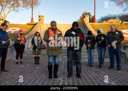 Fort Worth, Texas, USA. 6th Dez 2021. Vor hundert Jahren wurde ein schwarzer Mann namens Fred Rouse von einem wütenden Mob weißer Männer aus Fort Worth, Texas, ermordet. Heute 12/06/2021, in Fort Worth, Texas, in der Nähe eines beliebten Touristengebiets namens The Stockyards, wo früher Rinder zur Versteigerung verkauft wurden, aber jetzt ein Ort für einen Vorgeschmack auf das Cowboy-Leben ist. Eine Gruppe von fünfundzwanzig Personen versammelte sich, darunter Fred Rouse, der zweite, der Urenkel des verstorbenen Herrn Rouse. Die Gruppe hielt die erste Mahnwache mit 100 Rosen ab, eine Rose für jedes Jahr, in dem sein Leben in der Geschichte vergessen wurde. (Bild: © Chris Rusan Stockfoto