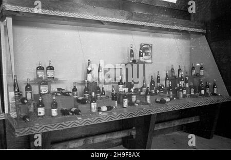 Poznañ, 1948. XXI Miêdzynarodowe Targi Poznañskie (24.IV - 9.V). NZ. Stoisko z alkoholami. ka PAP Dok³adny miesi¹c i dzieñ wydarzenia nieustalone. Posen, 1948. Die Internationale Messe Poznan 21st (24. April - 9. Mai). Abgebildet: Ein Alkoholständer. ka PAP Stockfoto