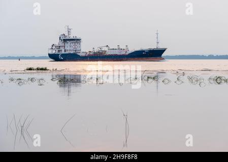 Vom Naturpark Anse-du-Port aus gesehen, überquert der Chemical/Oil Tanker Nike der Navigationsgesellschaft K.Ships den St. Peter Lake durch den Sankt-Lorenz-See Stockfoto