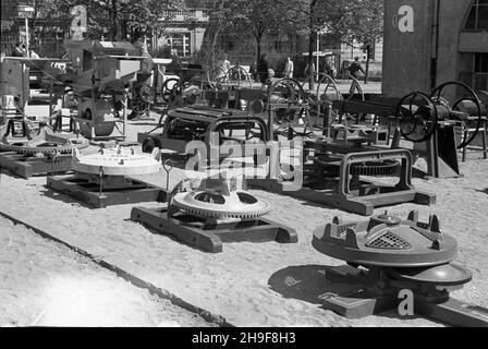 Poznañ, 1948. XXI Miêdzynarodowe Targi Poznañskie (24.IV - 9.V). NZ. Maszyny rolnicze. ka PAP Dok³adny miesi¹c i dzieñ wydarzenia nieustalone. Posen, 1948. Die Internationale Messe Poznan 21st (24. April - 9. Mai). Im Bild: Landmaschinen. ka PAP Stockfoto