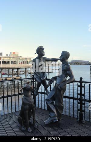 Leute wie wir, Bronze Sculpture am Mermaid Quay, Cardiff Bay, Wales Stockfoto