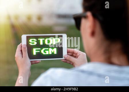 Textschild mit Stopp-FGM. Der Geschäftsansatz beendet das Schneiden von Genitalien und die Beschneidung sprach- und Videoanrufe, die Menschen miteinander verbinden Stockfoto