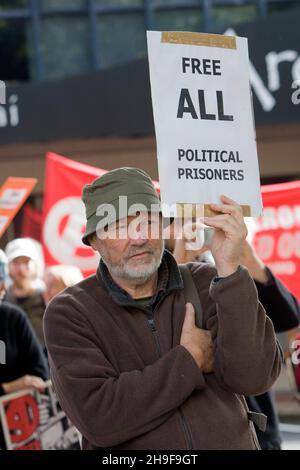 Demonstranten, darunter Maori-Aktivisten und Naturschutzgruppen, demonstrieren über die jüngsten Anti-Terror-Razzien der Polizei vor der Konferenz der Labour Party, die am Samstag, dem 3. November 2007, im Bruce Mason Center, Takapuna, Auckland, Neuseeland, abgehalten wurde Stockfoto