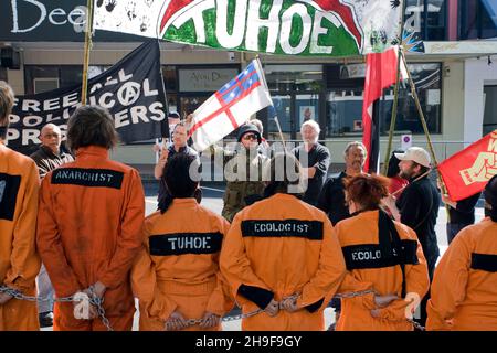 Demonstranten, darunter Maori-Aktivisten und Naturschutzgruppen, demonstrieren über die jüngsten Anti-Terror-Razzien der Polizei vor der Konferenz der Labour Party, die am Samstag, dem 3. November 2007, im Bruce Mason Center, Takapuna, Auckland, Neuseeland, abgehalten wurde Stockfoto