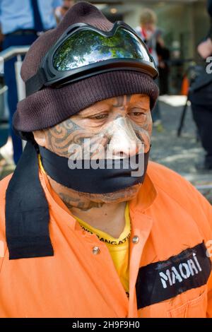 Demonstranten, darunter Maori-Aktivisten und Naturschutzgruppen, demonstrieren über die jüngsten Anti-Terror-Razzien der Polizei vor der Konferenz der Labour Party, die am Samstag, dem 3. November 2007, im Bruce Mason Center, Takapuna, Auckland, Neuseeland, abgehalten wurde Stockfoto