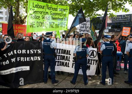 Demonstranten, darunter Maori-Aktivisten und Naturschutzgruppen, demonstrieren über die jüngsten Anti-Terror-Razzien der Polizei vor der Konferenz der Labour Party, die am Samstag, dem 3. November 2007, im Bruce Mason Center, Takapuna, Auckland, Neuseeland, abgehalten wurde Stockfoto