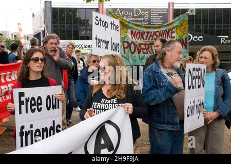 Demonstranten, darunter Maori-Aktivisten und Naturschutzgruppen, demonstrieren über die jüngsten Anti-Terror-Razzien der Polizei vor der Konferenz der Labour Party, die am Samstag, dem 3. November 2007, im Bruce Mason Center, Takapuna, Auckland, Neuseeland, abgehalten wurde Stockfoto