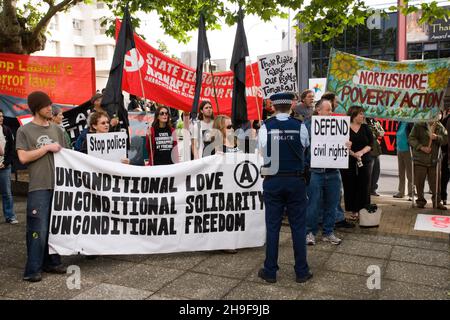 Demonstranten, darunter Maori-Aktivisten und Naturschutzgruppen, demonstrieren über die jüngsten Anti-Terror-Razzien der Polizei vor der Konferenz der Labour Party, die am Samstag, dem 3. November 2007, im Bruce Mason Center, Takapuna, Auckland, Neuseeland, abgehalten wurde Stockfoto