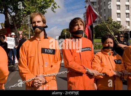 Demonstranten, darunter Maori-Aktivisten und Naturschutzgruppen, demonstrieren über die jüngsten Anti-Terror-Razzien der Polizei vor der Konferenz der Labour Party, die am Samstag, dem 3. November 2007, im Bruce Mason Center, Takapuna, Auckland, Neuseeland, abgehalten wurde Stockfoto