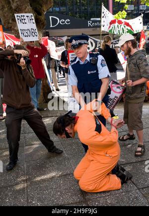 Demonstranten, darunter Maori-Aktivisten und Naturschutzgruppen, demonstrieren über die jüngsten Anti-Terror-Razzien der Polizei vor der Konferenz der Labour Party, die am Samstag, dem 3. November 2007, im Bruce Mason Center, Takapuna, Auckland, Neuseeland, abgehalten wurde Stockfoto