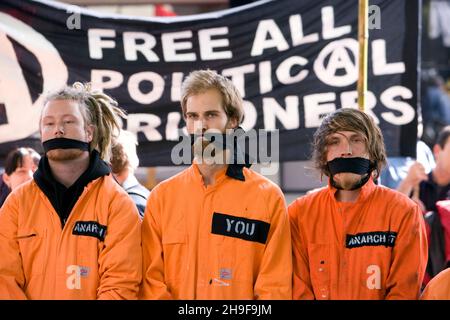 Demonstranten, darunter Maori-Aktivisten und Naturschutzgruppen, demonstrieren über die jüngsten Anti-Terror-Razzien der Polizei vor der Konferenz der Labour Party, die am Samstag, dem 3. November 2007, im Bruce Mason Center, Takapuna, Auckland, Neuseeland, abgehalten wurde Stockfoto