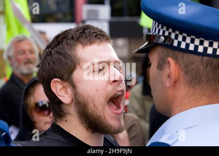 Demonstranten, darunter Maori-Aktivisten und Naturschutzgruppen, demonstrieren über die jüngsten Anti-Terror-Razzien der Polizei vor der Konferenz der Labour Party, die am Samstag, dem 3. November 2007, im Bruce Mason Center, Takapuna, Auckland, Neuseeland, abgehalten wurde Stockfoto