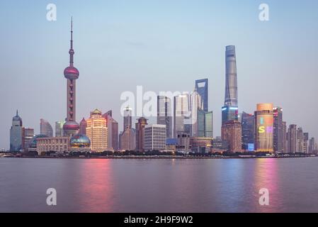 Shanghai, China - 31. Dezember 2016: Skyline der Innenstadt am Huangpu-Fluss bei Sonnenuntergang. Stockfoto