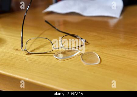 Gläser auf dem Boden kaputt Stockfoto