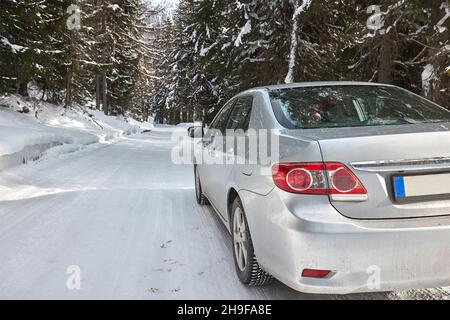 Winterfahrten auf Schnee in den Bergen Stockfoto