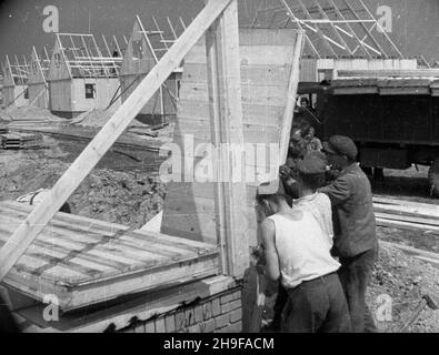 Gdañsk, 1948. Budowa osiedla tzw. domków fiñskich we Wrzeszczu. NZ. monta¿ elementu œciany jednego z domków. wb PAP Dok³adny miesi¹c i dzieñ wydarzenia nieustalone. Danzig, 1948. Bau eines Fertighauses im Bezirk Wrzeszcz. Abgebildet: Wandmontage. wb PAP Stockfoto