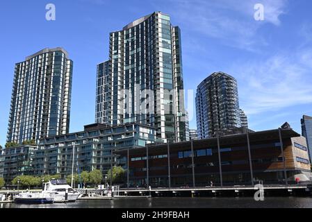Skyline von Victoria Harbour, mit Booten, Fischern und der Bibliothek am Dock im Vordergrund, im Sommer Stockfoto