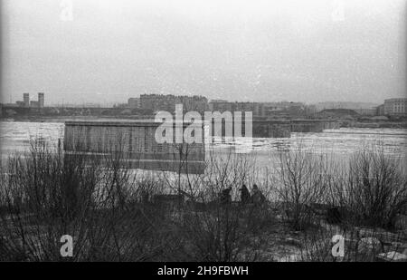 Warszawa, 1948-01-08. Filary budowanego mostu Œl¹sko-D¹browskiego, przy którym wstrzymano prace w zwi¹zku z wysokim stanem wody na Wiœle. Widok od strony Pragi. bb/mgs PAP Warschau, 8. Januar 1948. Die Pfeiler der Slasko-Dabrowski Brücke. Der Bau wurde aufgrund eines hohen Wasserstegs an der Weichsel eingestellt. Ein Blick aus dem Bezirk Praga. bb/mgs PAP Stockfoto