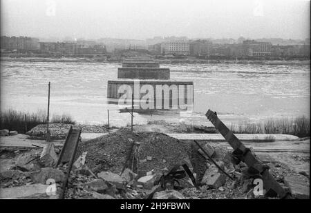 Warszawa, 1948-01-08. Filary budowanego mostu Œl¹sko-D¹browskiego, przy którym wstrzymano prace w zwi¹zku z wysokim stanem wody na Wiœle. Widok od strony Pragi. bb/mgs PAP Warschau, 8. Januar 1948. Die Pfeiler der Slasko-Dabrowski Brücke. Der Bau wurde aufgrund eines hohen Wasserstegs an der Weichsel eingestellt. Ein Blick aus dem Bezirk Praga. bb/mgs PAP Stockfoto