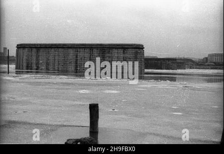 Warszawa, 1948-01-08. Filary budowanego mostu Œl¹sko-D¹browskiego, przy którym wstrzymano prace w zwi¹zku z wysokim stanem wody na Wiœle. Widok od strony Pragi. bb/mgs PAP Warschau, 8. Januar 1948. Die Pfeiler der Slasko-Dabrowski Brücke. Der Bau wurde aufgrund eines hohen Wasserstegs an der Weichsel eingestellt. Ein Blick aus dem Bezirk Praga. bb/mgs PAP Stockfoto