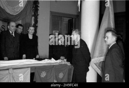 Warszawa, 1948-01-17. Ceremonia przekazania sztandarów ko³om partii politycznych przy Ministerstwie Spraw Zagranicznych. NZ. w Prezydium m.in. Podsekretarz stanu w Prezydium Rady Ministrów Jakub Berman z PPR (1L), cz³onek Centralnego Komitetu Stronnictva Demokraycznego (SD) Eugenia Krassowska (3L). bb/mgs PAP Warschau, 17. Januar 1948. Die Zeremonie der Übergabe von Flaggen an Kreise politischer Parteien im Außenministerium. Im Bild: Der Unterstaatssekretär des Lenkungsausschusses beim Präsidium des Ministerrats Jakub Berman (1st links), Mitglied des Zentralkomitees der Demokraten Stockfoto