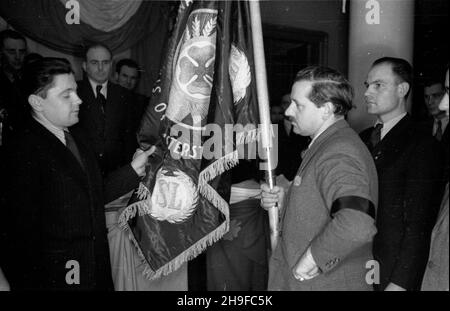 Warszawa, 1948-01-17. Ceremonia przekazania sztandarów ko³om partii politycznych przy Ministerstwie Spraw Zagranicznych. NZ. cz³onek Rady Naczelnej SL Aleksander Juszkiewicz (L) przekazuje sztandar chor¹¿emu Stronnictwa Ludowego (SL). bb/mgs PAP Warschau, 17. Januar 1948. Die Zeremonie der Übergabe von Flaggen an Kreise politischer Parteien im Außenministerium. Im Bild: aleksander Juszkiewicz, mitglied des Zentralrats der Bauernpartei (links), übergibt eine Flagge an einen Fahnenträger der Bauernpartei. bb/mgs PAP Stockfoto