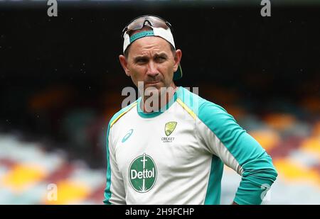 Australiens Coach Justin langer schaut während einer Nets-Sitzung in der Gabba, Brisbane, auf. Stockfoto