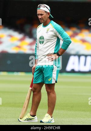 Australiens Coach Justin langer schaut während einer Nets-Sitzung in der Gabba, Brisbane, auf. Stockfoto