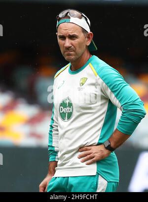 Australiens Coach Justin langer schaut während einer Nets-Sitzung in der Gabba, Brisbane, auf. Stockfoto