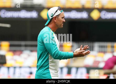 Australiens Coach Justin langer schaut während einer Nets-Sitzung in der Gabba, Brisbane, auf. Stockfoto