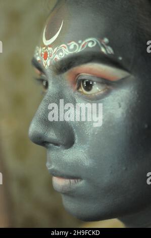 Kalkutta, Westbengalen, Indien. 7th Dez 2021. Ein männlicher Zelebrant verwandelt sich in ein Studio, für ein bengalisches Kino in South kalkata, zur Hindu-Göttin Kali. (Bild: © Anubrata Mondal/Pacific Press via ZUMA Press Wire) Stockfoto