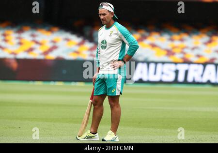 Australiens Coach Justin langer schaut während einer Nets-Sitzung in der Gabba, Brisbane, auf. Stockfoto