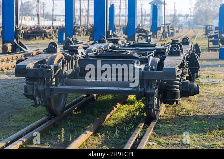 Hauptwerkstatt des Zuges für die Instandsetzung im Eisenbahndepot ein Radzug Stockfoto