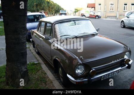 Sozialistischer Ära 1970-s Tschechoslowakischen-made Skoda 100-Serie Auto geparkt am Bürgersteig, Brünn, Tschechien Stockfoto
