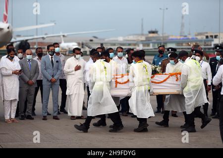 Colombo, Sri Lanka. 6th Dez 2021. Die Überreste von Priyantha Kumara, einer srilankischen Managerin, die letzte Woche von einem Mob in Pakistan getötet wurde, treffen am 6. Dezember 2021 auf dem internationalen Flughafen Bandaranaike in Colombo, Sri Lanka, ein. Kumara, der in einer Fabrik in Sialkot in Pakistan als Exportmanager beschäftigt war, wurde am Freitag von einem Mob brutal getötet, weil er behauptet hatte, er hätte ein Plakat mit religiösen Gefühlen an der Wand der Fabrik zerrissen. Sein Körper wurde später auf der Straße geschleift und vom Mob in Brand gesetzt, und er wurde weltweit verurteilt. Quelle: Ajith Perera/Xinhua/Alamy Live News Stockfoto