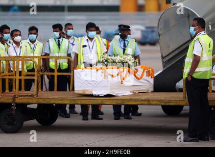 Colombo, Sri Lanka. 6th Dez 2021. Die Überreste von Priyantha Kumara, einer srilankischen Managerin, die letzte Woche von einem Mob in Pakistan getötet wurde, treffen am 6. Dezember 2021 auf dem internationalen Flughafen Bandaranaike in Colombo, Sri Lanka, ein. Kumara, der in einer Fabrik in Sialkot in Pakistan als Exportmanager beschäftigt war, wurde am Freitag von einem Mob brutal getötet, weil er behauptet hatte, er hätte ein Plakat mit religiösen Gefühlen an der Wand der Fabrik zerrissen. Sein Körper wurde später auf der Straße geschleift und vom Mob in Brand gesetzt, und er wurde weltweit verurteilt. Quelle: Ajith Perera/Xinhua/Alamy Live News Stockfoto