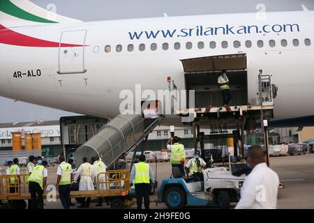 Colombo, Sri Lanka. 6th Dez 2021. Die Überreste von Priyantha Kumara, einer srilankischen Managerin, die letzte Woche von einem Mob in Pakistan getötet wurde, treffen am 6. Dezember 2021 auf dem internationalen Flughafen Bandaranaike in Colombo, Sri Lanka, ein. Kumara, der in einer Fabrik in Sialkot in Pakistan als Exportmanager beschäftigt war, wurde am Freitag von einem Mob brutal getötet, weil er behauptet hatte, er hätte ein Plakat mit religiösen Gefühlen an der Wand der Fabrik zerrissen. Sein Körper wurde später auf der Straße geschleift und vom Mob in Brand gesetzt, und er wurde weltweit verurteilt. Quelle: Ajith Perera/Xinhua/Alamy Live News Stockfoto