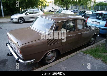 Sozialistischer Ära 1970-s Tschechoslowakischen-made Skoda 100-Serie Auto geparkt am Bürgersteig, Brünn, Tschechien Stockfoto