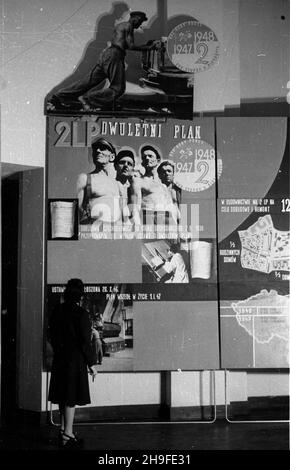 Warszawa, 1948-02. Otwarcie w Muzeum Narodowym wystawy czechos³owackiej urbanistyki i architektury wnêtrz. NZ. Fragment ekspozycji. po/gr PAP Dok³adny dzieñ wydarzenia nieustalony. Warschau, 1948. Februar. Im Nationalmuseum wird die Ausstellung tschechoslowakischer Architektur und Innenarchitektur eröffnet. Bild: Teil der Ausstellung. po/gr PAP Stockfoto