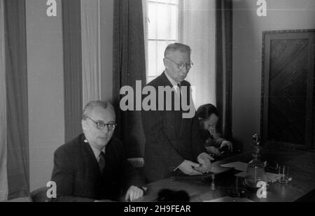 Warszawa, 1948-02-01. Plenarne posiedzenie polsko-czechos³owackiej Komisji Naukowo-Technicznej w siedzibie Polskiego Komitetu Normalizacyjnego. NZ. za sto³em prezydialnim widoczni m.in. od lewej prezes czechos³owackiego Pañstwowego Urzêdu Planowania prof. Karol Maiwald i przewodnicz¹cy delegacji polskiej prof. Wojciech Œwiêtos³awski. po/mgs PAP Warschau, 1. Februar 1948. Plenarsitzung der Polnisch-Tschechoslowakischen Wissenschafts- und Technologiekommission am Sitz des Polnischen Normungsausschusses. Abgebildet am Präsidiumstisch vom linken Leiter des tschechoslowakischen Staatlichen Planungsbüros Stockfoto