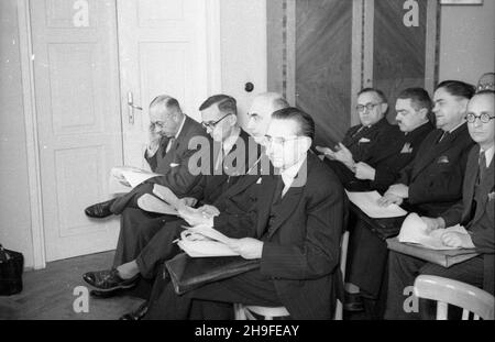 Warszawa, 1948-02-01. Plenarne posiedzenie polsko-czechos³owackiej Komisji Naukowo-Technicznej w siedzibie Polskiego Komitetu Normalizacyjnego. NZ. sala obrad. po/mgs PAP Warschau, 1. Februar 1948. Plenarsitzung der Polnisch-Tschechoslowakischen Wissenschafts- und Technologiekommission am Sitz des Polnischen Normungsausschusses. Im Bild: Der Debattierraum. po/mgs PAP Stockfoto