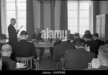 Warszawa, 1948-02-01. Plenarne posiedzenie polsko-czechos³owackiej Komisji Naukowo-Technicznej w siedzibie Polskiego Komitetu Normalizacyjnego. NZ. za sto³em prezydialnim widoczni m.in. prezes czechos³owackiego Pañstwowego Urzêdu Planowania prof. Karol Maiwald (2L) i przewodnicz¹cy delegacji polskiej prof. Wojciech Œwiêtos³awski (3L). po/mgs PAP Warschau, 1. Februar 1948. Plenarsitzung der Polnisch-Tschechoslowakischen Wissenschafts- und Technologiekommission am Sitz des Polnischen Normungsausschusses. Im Bild: Am Präsidiumstisch bekennt der Leiter des tschechoslowakischen Staatlichen Planungsbüros Stockfoto